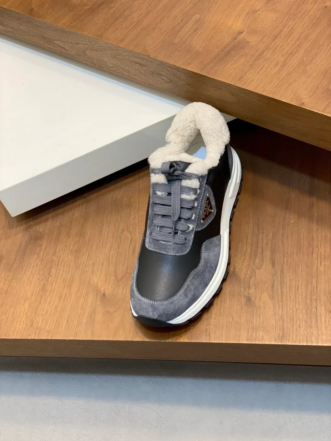 💰780 Prada/Prada Autumn and winter men's leather lace-up sneakers. Top-quality goods produced in Dongguan. Imported Nappa cowhide leather upper with raised layered design. Light and breathable, soft and comfortable. Genuine calfskin leather edging has a distinctive sporty style. The leather tongue is equipped with the classic PRADA letter red rubber label badge to fully display the brand style. The transparent air-cushion midsole is equipped with a lightweight tread rubber outsole. It is light and increased by about 4CM. The inner lining is Excellent foot feel. Comes with original packaging. 38-44 (customized at 45). Size: 39-40-41-42-43-44. Standard leather shoe size.